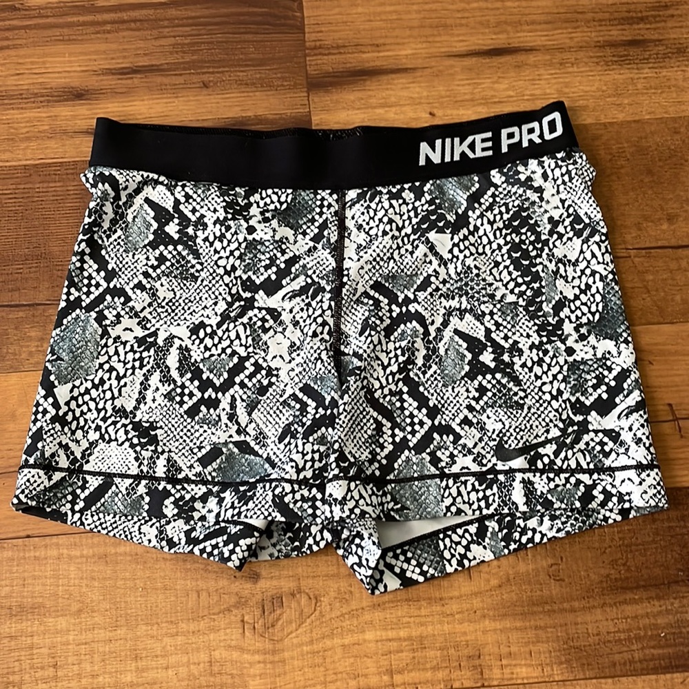 Nike Pro snakeskin print shorts size large